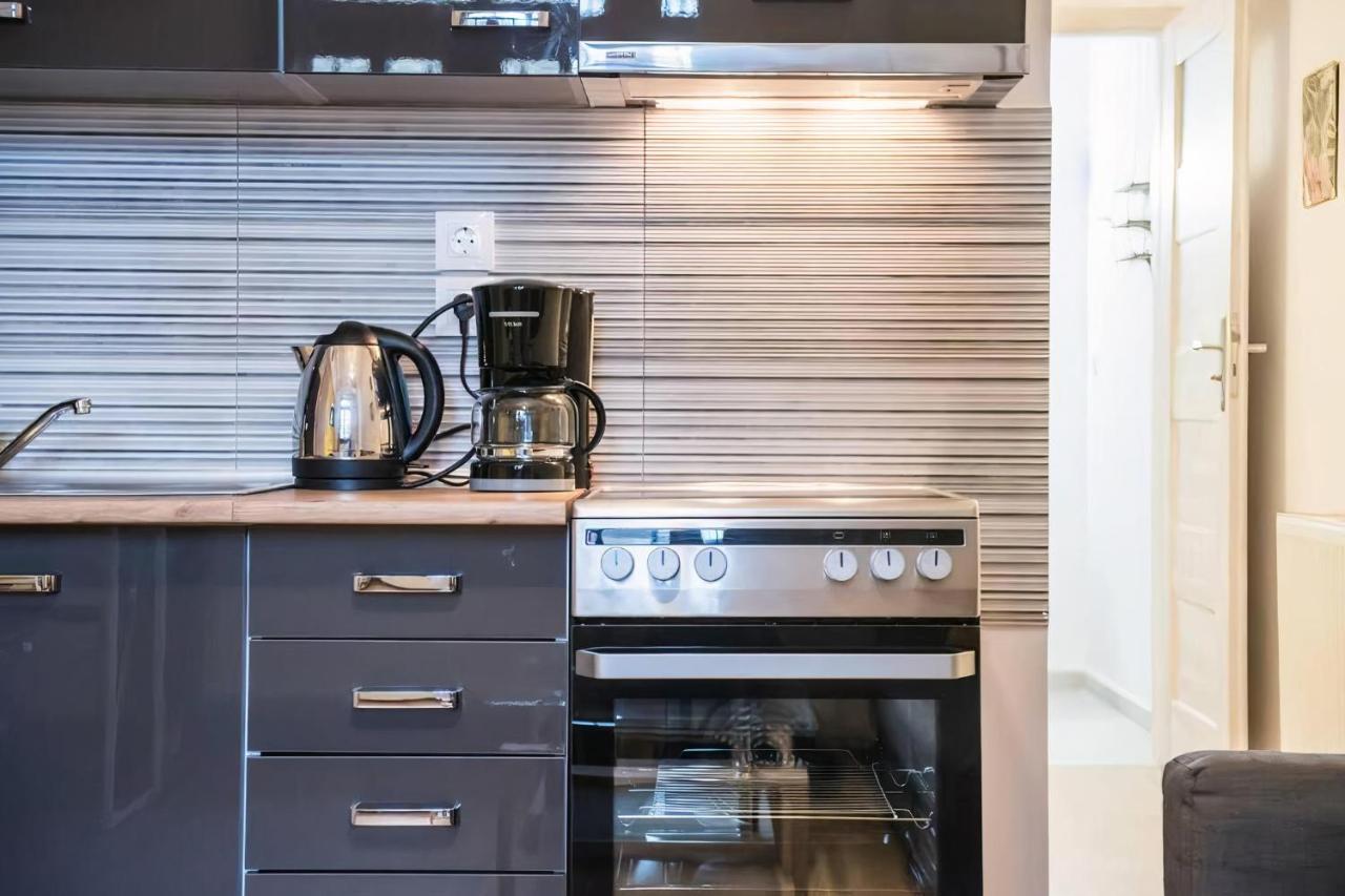 Yellow Geranium Apartment เทสซาโลนิกิ ภายนอก รูปภาพ