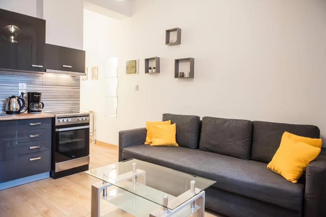 Yellow Geranium Apartment เทสซาโลนิกิ ภายนอก รูปภาพ